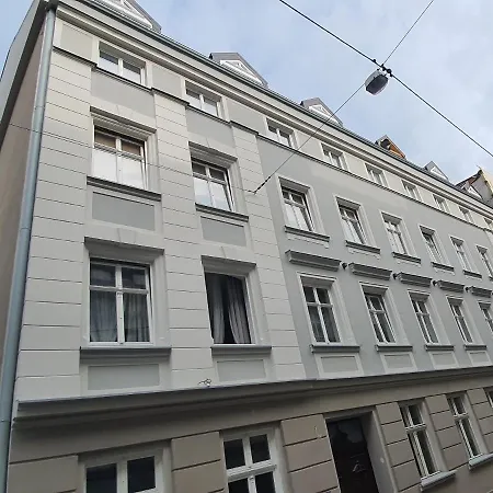 Old Town Apartment *